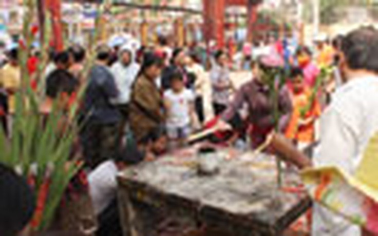 Nạn “chặt chém” trắng trợn ở chùa Bà