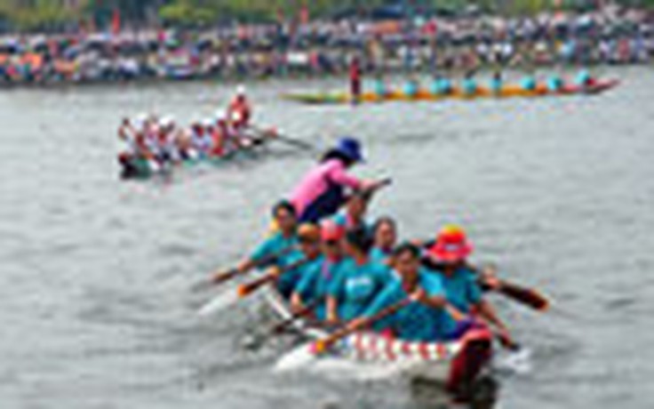 Tưng bừng hội đua thuyền ở hồ Khe Chè