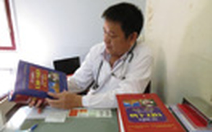 Bác sĩ viết từ điển Việt - Lào