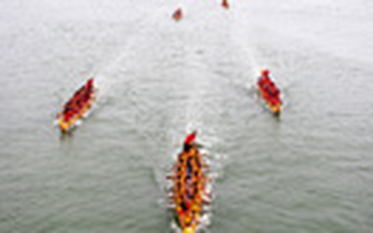 Hàng ngàn người xem đua thuyền trên sông Nhật Lệ