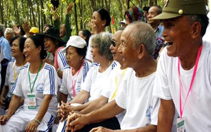 Hàng trăm cụ già tham gia ngày hội thống nhất