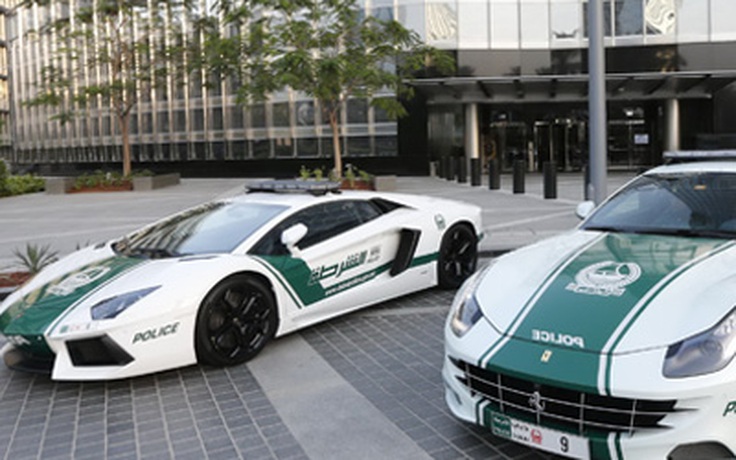 Cảnh sát Dubai lại sắm siêu xe