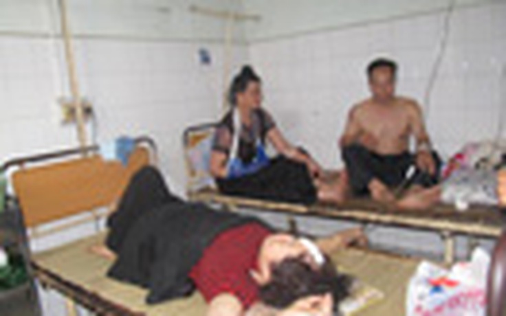 Xe khách lật tại Lào, 36 người Việt gặp nạn