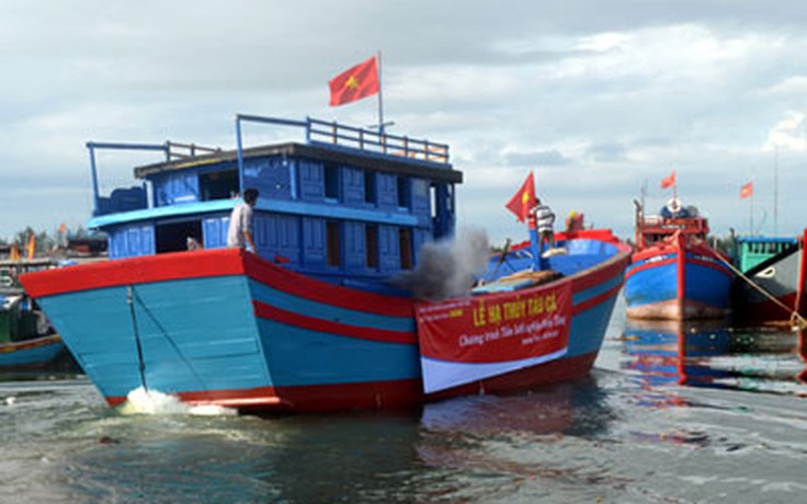 Trao gần 3 tỉ đồng hỗ trợ ngư dân bị nạn ở Hoàng Sa