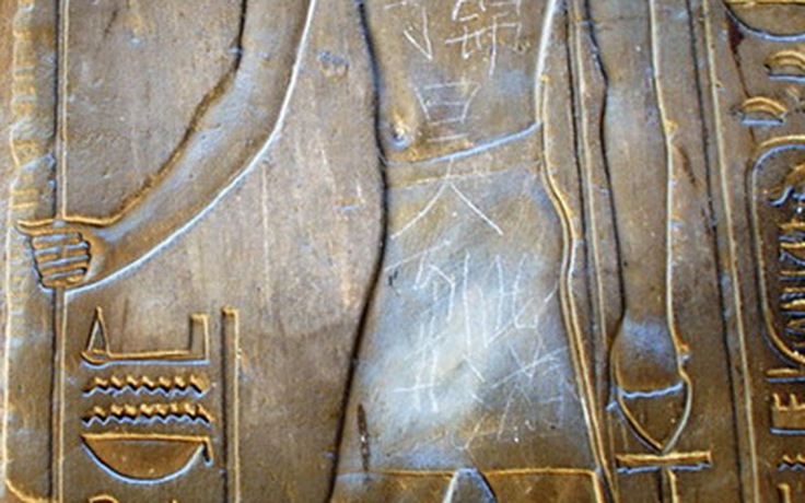 Thiếu niên Trung Quốc vẽ bậy tại đền cổ Ai Cập