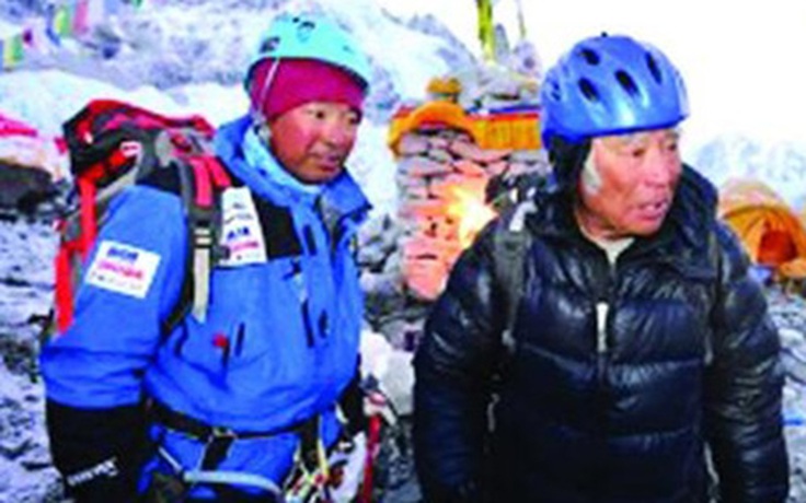 Cụ ông 80 tuổi chinh phục Everest