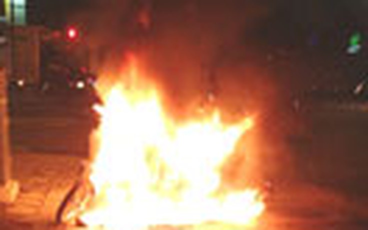 Châm lửa đốt xe vì bị CSGT phạt
