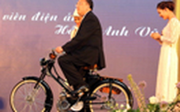 Ông Tổng lãnh sự Mỹ đạp xe mobylette... kêu gọi từ thiện