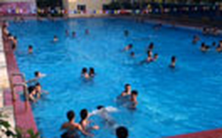 Nắng nóng đầu hè, các bể bơi tăng giá
