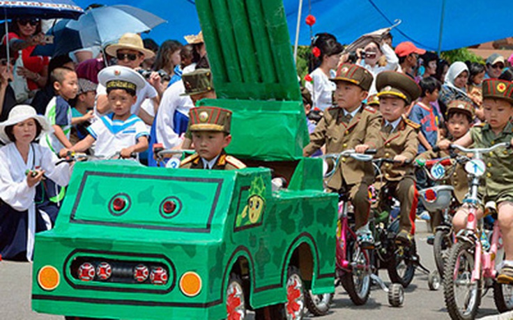 Trẻ em Triều Tiên “diễu binh” trong ngày 1.6