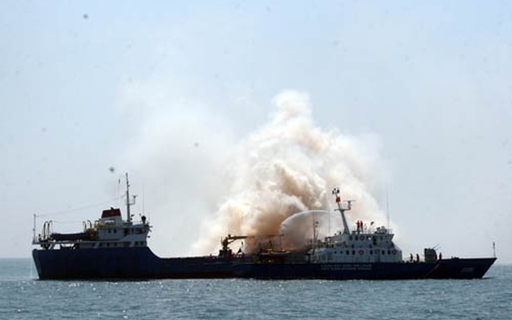 Xem cảnh sát biển VN - Hàn Quốc chữa cháy, cứu nạn