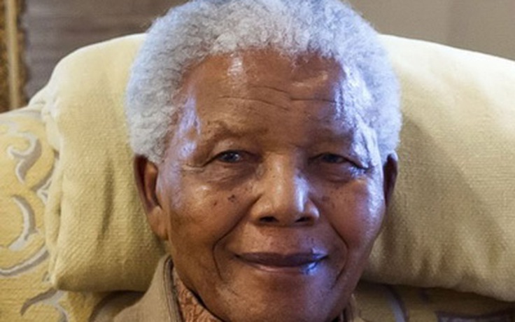 Ông Nelson Mandela phải chuyển sang thở bằng máy