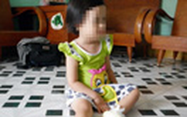 Bị phạt đứng giữa nắng nóng, bé gái 3 tuổi bị bỏng 2 chân