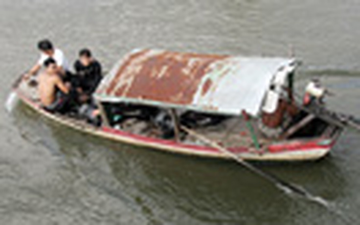 Chặn tàu lửa, bị hất văng xuống sông