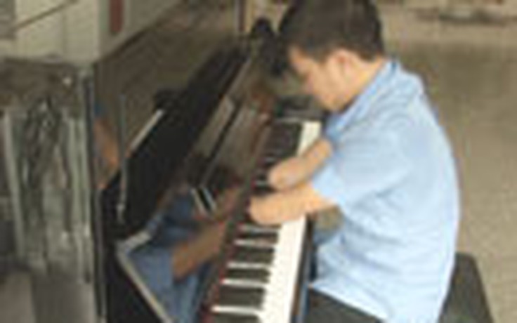 Video clip: Ngạc nhiên xem ca sĩ chơi đàn bằng cùi tay