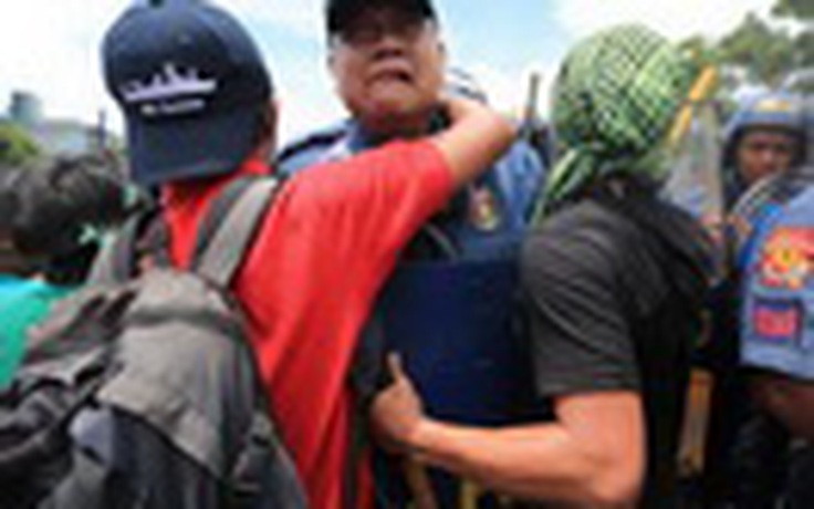 Cảnh sát Philippines rơi lệ khi ngăn biểu tình