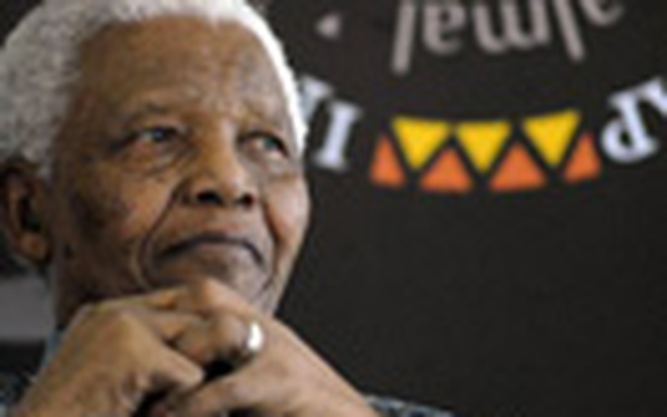 Các bác sĩ từ chối ngắt máy thở của ông Mandela