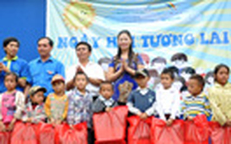 Báo Thanh Niên trao quà cho trẻ em Tà Hộc, Sơn La