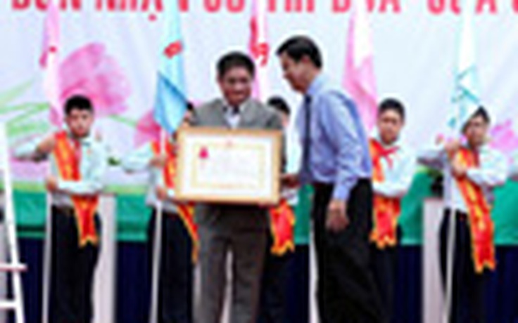Trường Trương Vĩnh Ký nhận Huân chương Lao động hạng ba