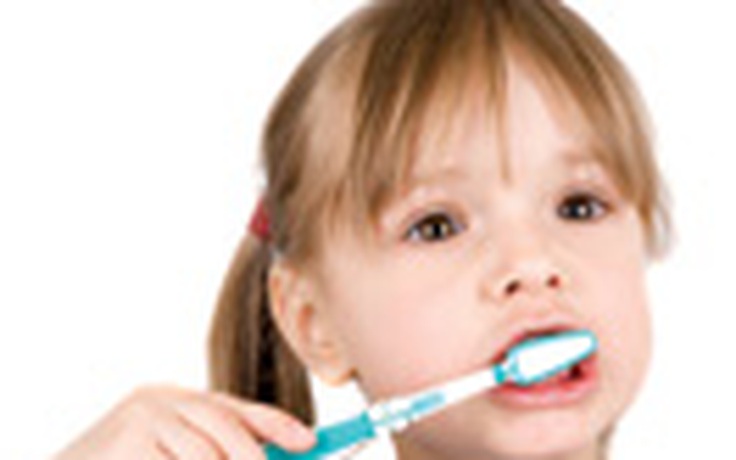 Làm sạch răng cho trẻ