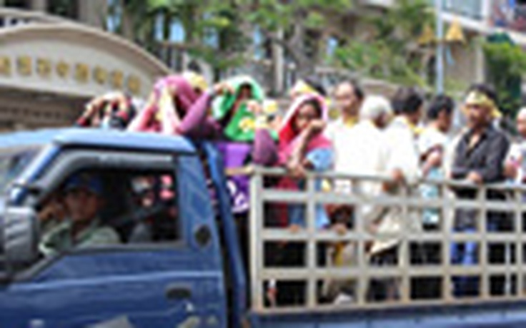 Người biểu tình tiến đến cung điện Hoàng gia Campuchia