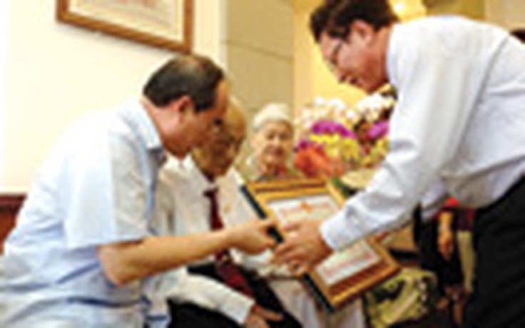 Tặng Kỷ niệm chương Vì sự nghiệp giáo dục cho GS Nguyễn Thiện Thành