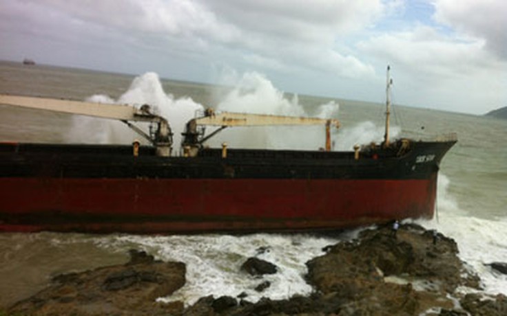 Sau bão số 8: Tàu hàng mắc cạn, tàu cá gặp nạn