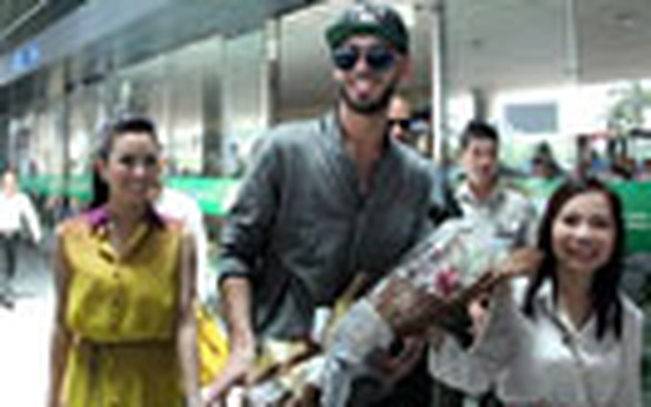 ‘Trai đẹp bị trục xuất’ xuất hiện kém đẹp ở sân bay Tân Sơn Nhất