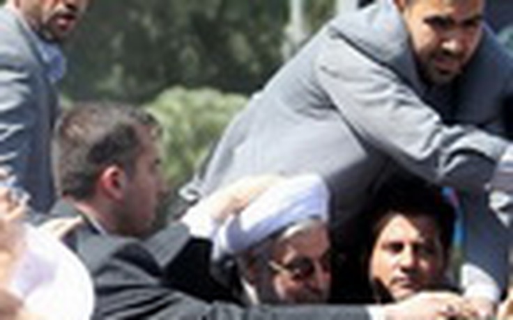Tổng thống Iran bị ném giày