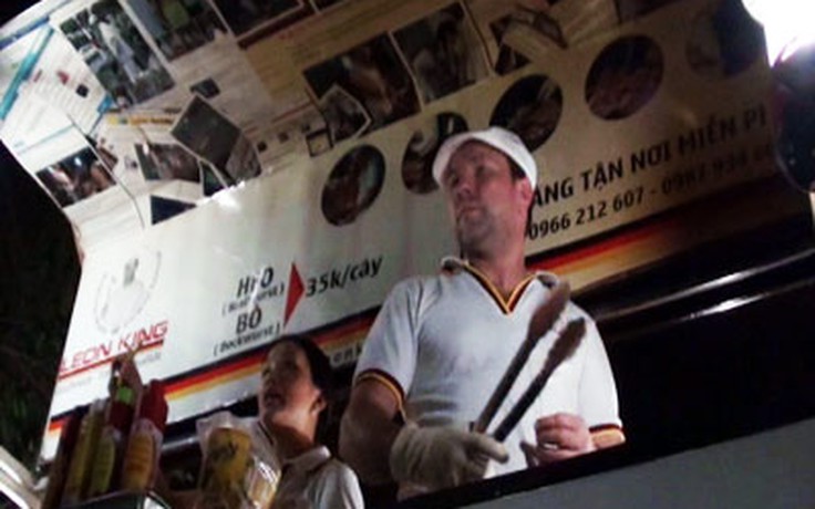 Video: Ông Tây bán xúc xích ở vỉa hè Sài Gòn