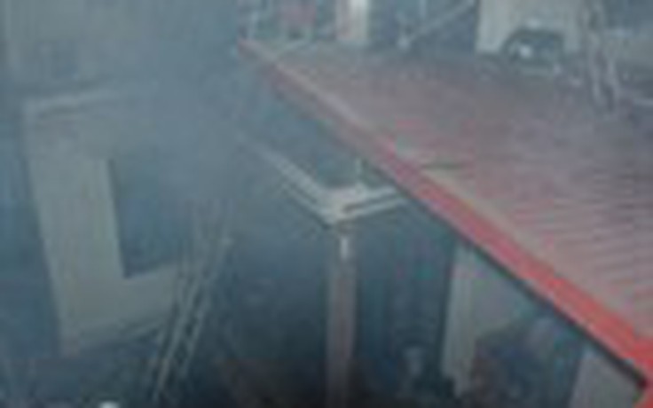 Cháy nhà, một cảnh sát chữa cháy bị ngạt khói
