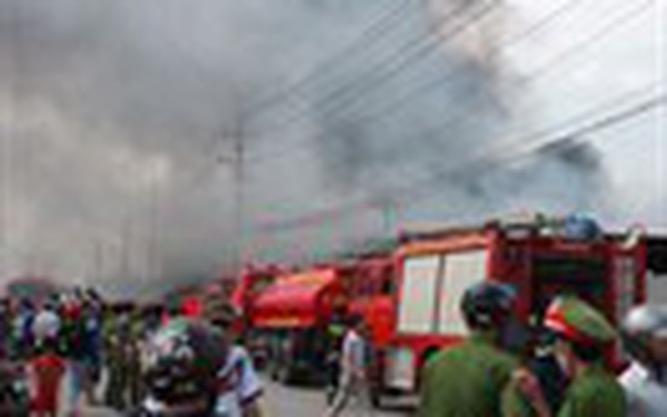 Cháy 3 cơ sở phế liệu, nhiều hộ dân di tản khẩn cấp