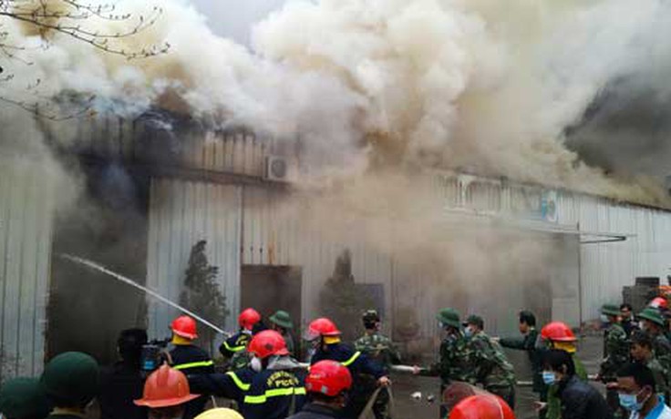 Hà Nội: Cháy cực lớn tại kho hàng Công ty CP len Hà Đông