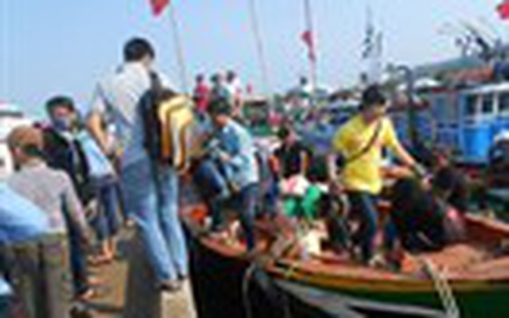 Hàng ngàn du khách viếng thăm đảo Lý Sơn