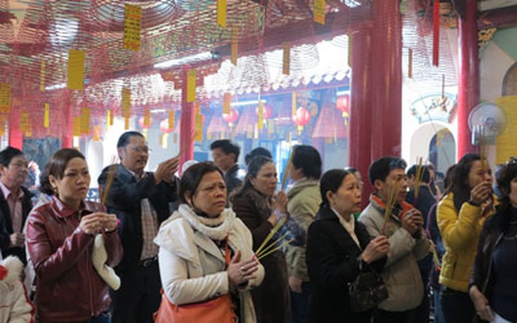 Hàng vạn người xếp hàng từ 2 giờ sáng để lễ chùa