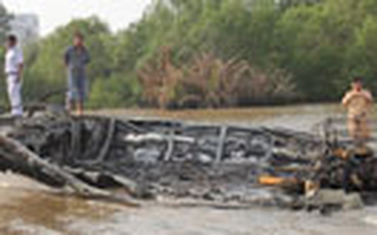 Vụ cháy tàu cánh ngầm: VinaExpress 'lì xì' các gia đình cứu hành khách gặp nạn