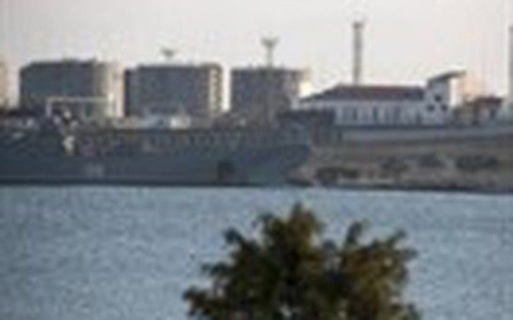 Nga điều tàu chiến, đưa thêm lính và xe bọc thép vào Crimea