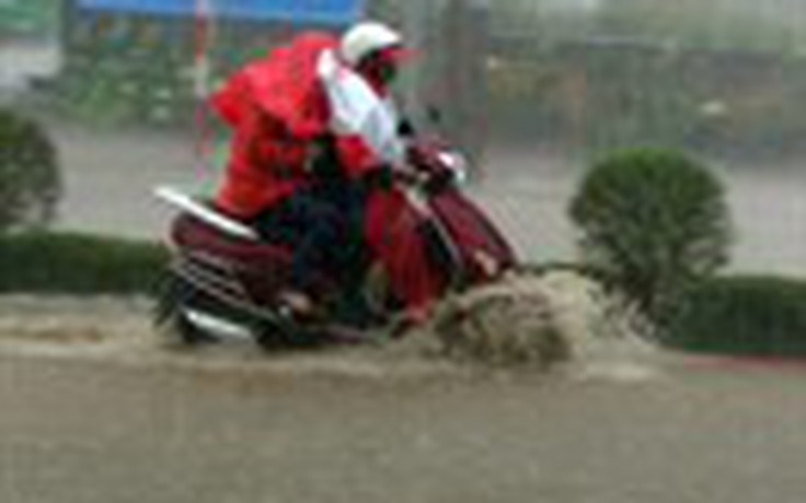 Mưa lớn, đường Đà Lạt ngập cục bộ