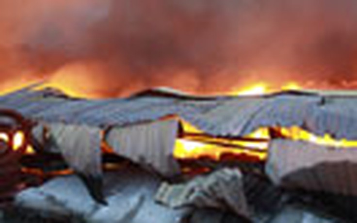 Cháy lớn tại kho hàng Công ty Diana