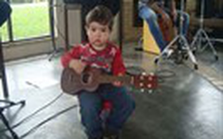 2 tuổi vừa đàn guitar vừa hát