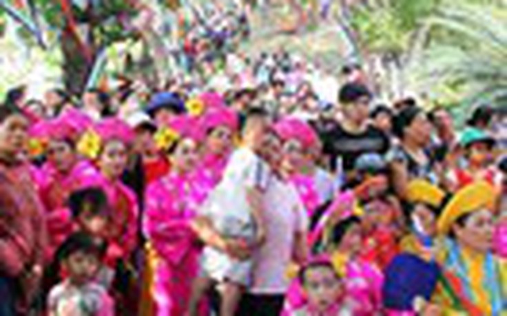 Hàng ngàn du khách dự khai hội Tháp Bà Ponagar