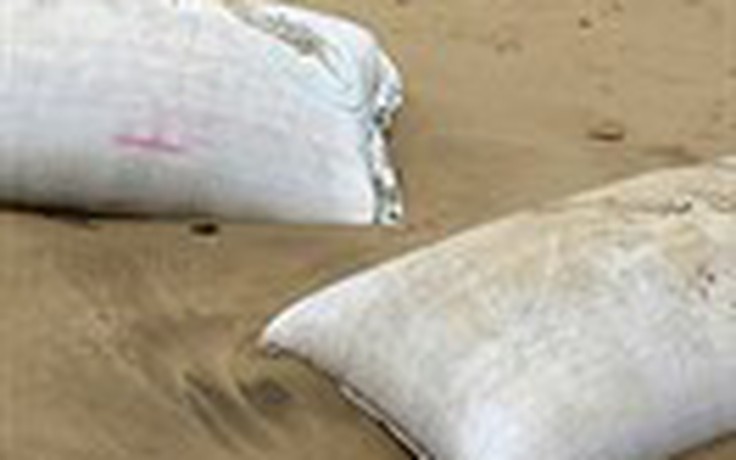 Nhiều bao tải đựng 'chất lạ' trôi dạt vào bờ biển Thanh Hóa