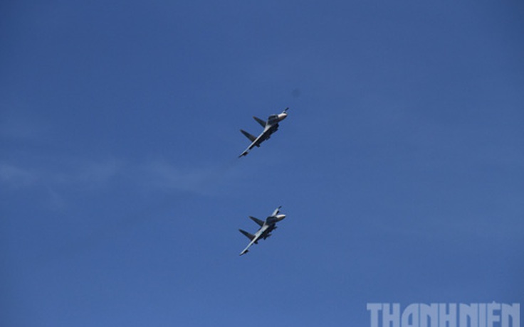 Máy bay Không quân VN biểu diễn tại lễ thượng cờ tàu ngầm HQ-182 và HQ-183