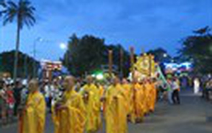 Hàng ngàn người rước Phật cầu quốc thái dân an