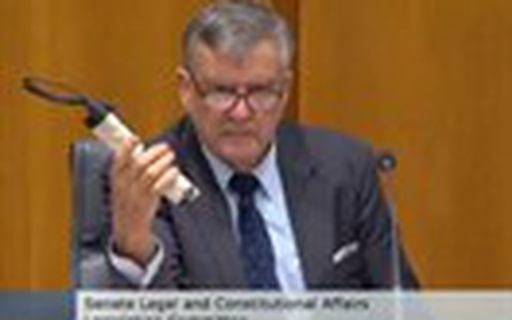Nghị sĩ Úc đem 'mìn' vào tòa nhà quốc hội
