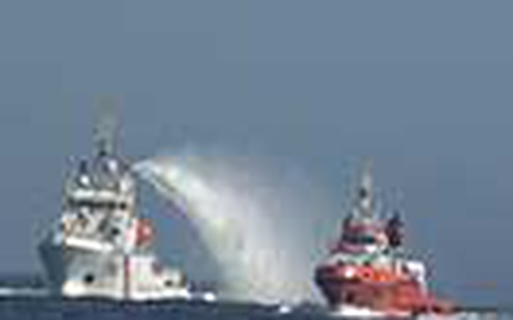 Video clip: Tàu Trung Quốc phun vòi rồng xối xả vào tàu cứu hộ Việt Nam