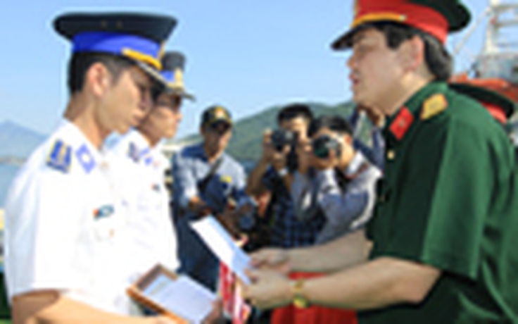 Trao huy hiệu Tuổi trẻ dũng cảm cho 2 thuyền trưởng Cảnh sát biển