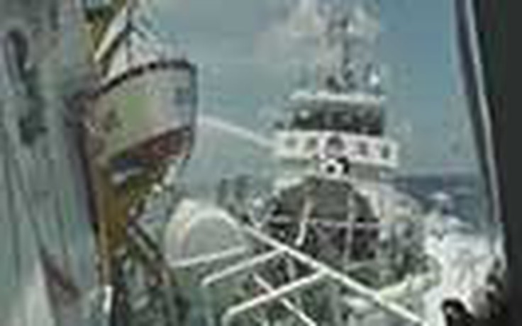 Video clip: Tàu Trung Quốc đâm thẳng vào tàu Kiểm ngư Việt Nam