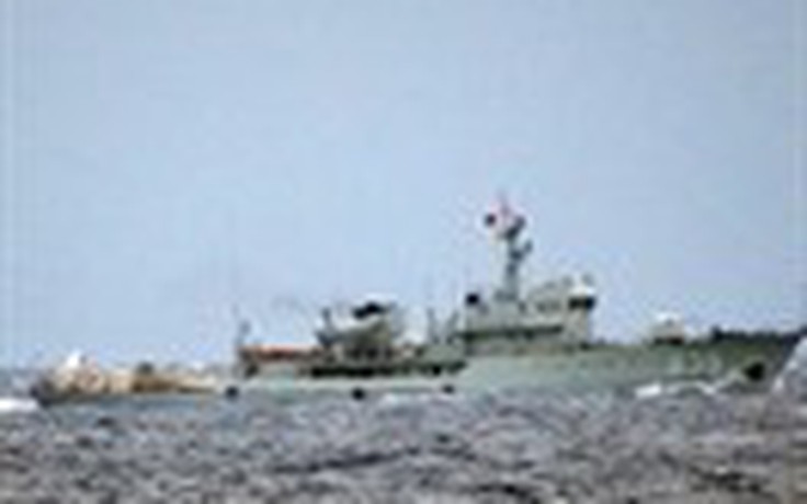 Tàu quân sự Trung Quốc giương súng