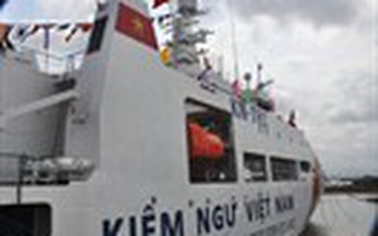 Thủ tướng Nguyễn Tấn Dũng kiểm tra tiến độ đóng tàu kiểm ngư
